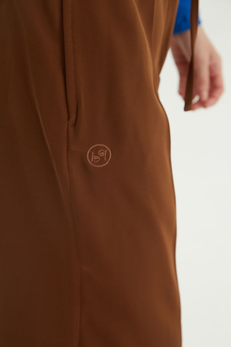 Pantalón suela sastrero tiro alto recto y largo a los tobillos con cintura con elástico y lazo a tono para atar. 