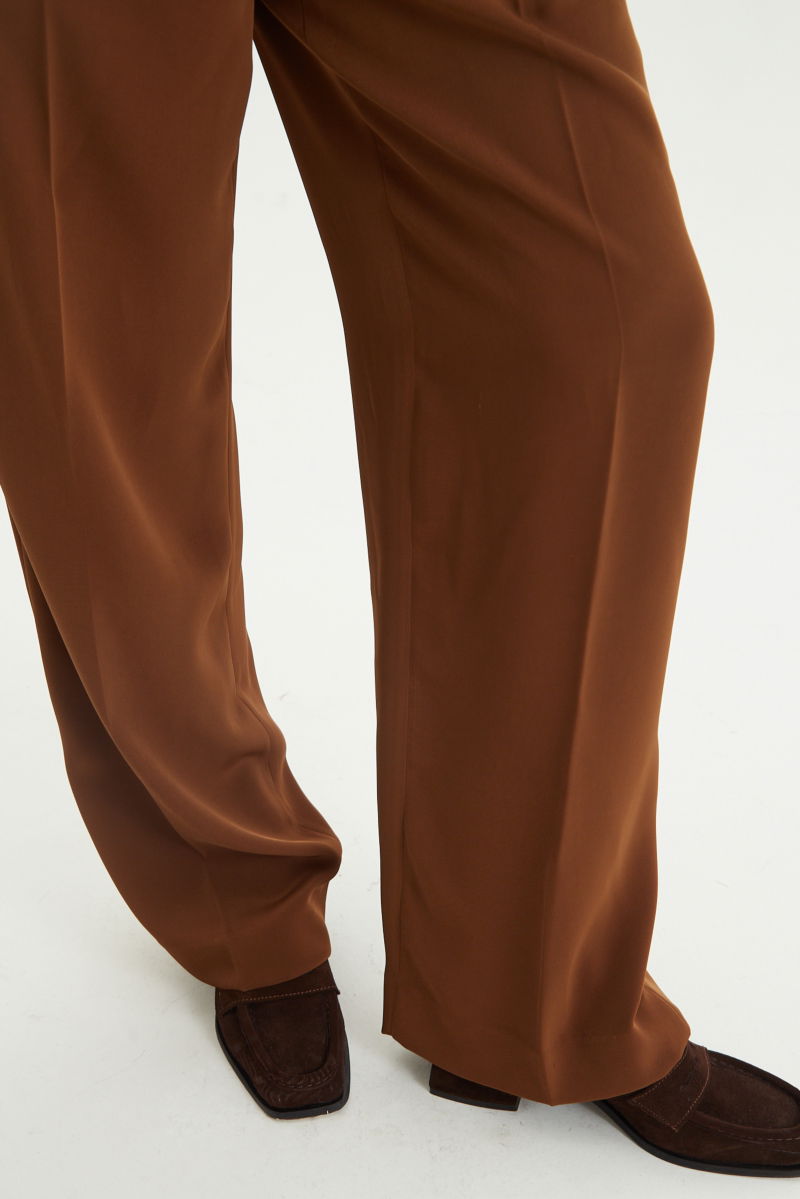 Pantalón suela sastrero tiro alto recto y largo a los tobillos con cintura con elástico y lazo a tono para atar. 