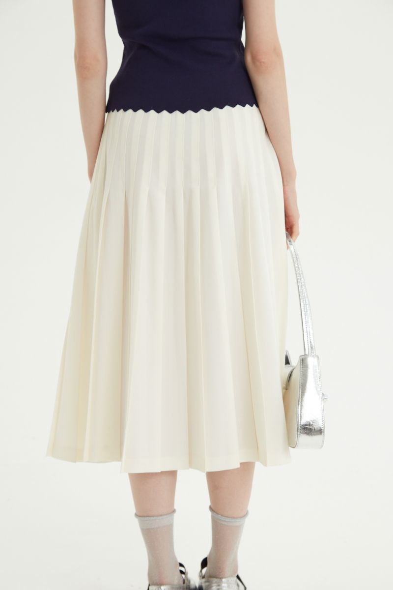 Falda cruda sastrera midi de corte evasé y tiro alto con herrajes metálicos en la cintura. 
