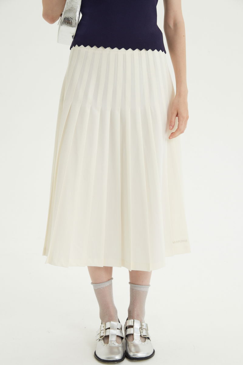 Falda cruda sastrera midi de corte evasé y tiro alto con herrajes metálicos en la cintura. 
