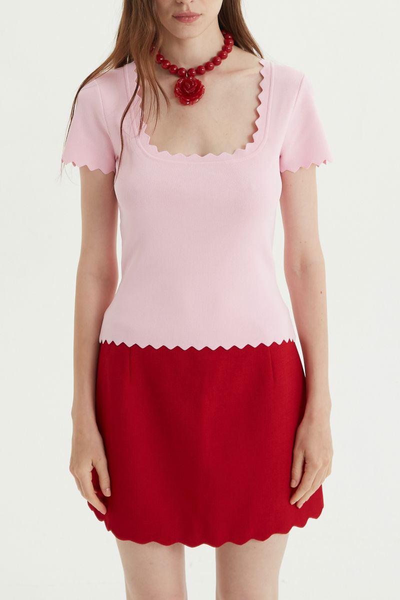 Mini falda rojo sastrera tiro medio de silueta recta con terminación ondulada en el ruedo. 
