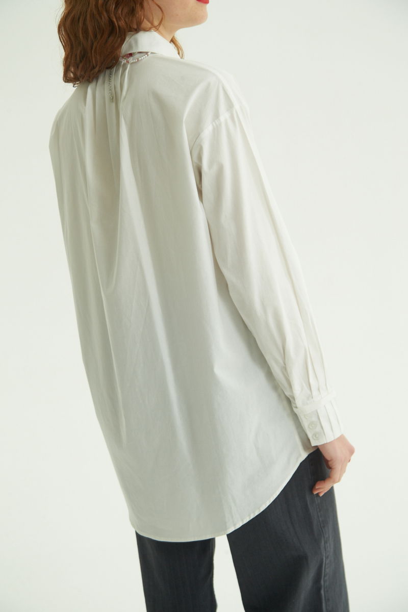 Camisa blanca oversized de poplín con tablas en cuello, puños y espalda. 

