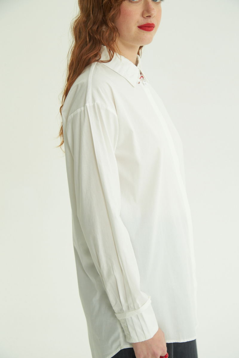 Camisa blanca oversized de poplín con tablas en cuello, puños y espalda. 
