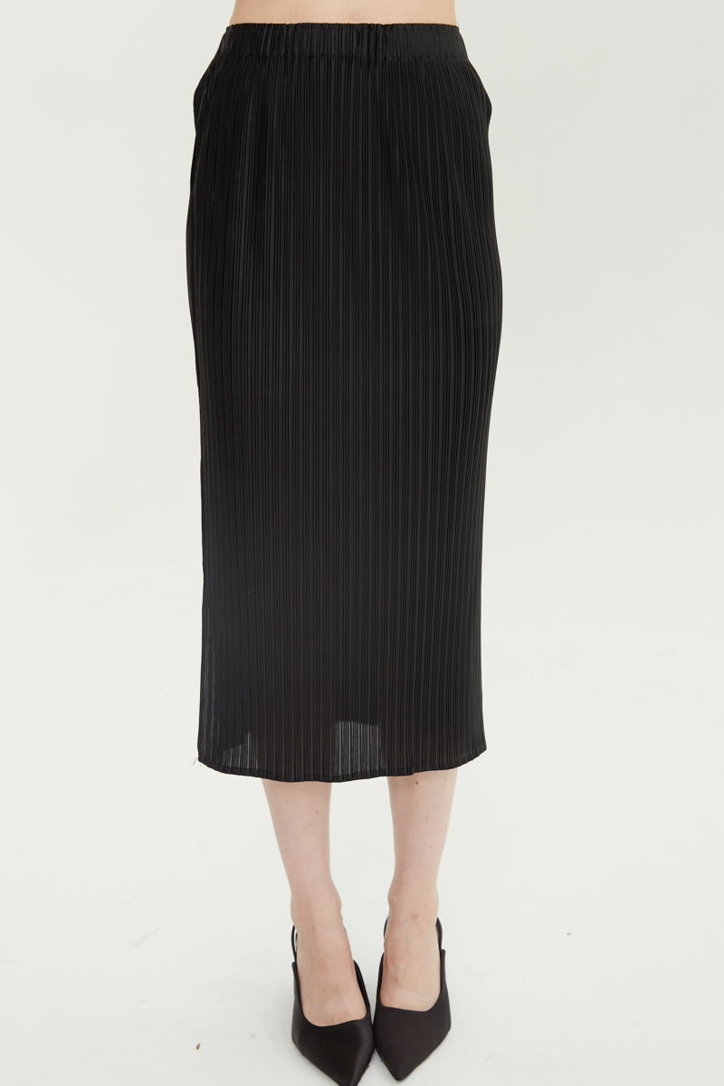 Falda negra midi plisada satinada con elástico en la cintura. Su fit es entallado, se estira y se adapta al cuerpo, con tajos laterales en el ruedo