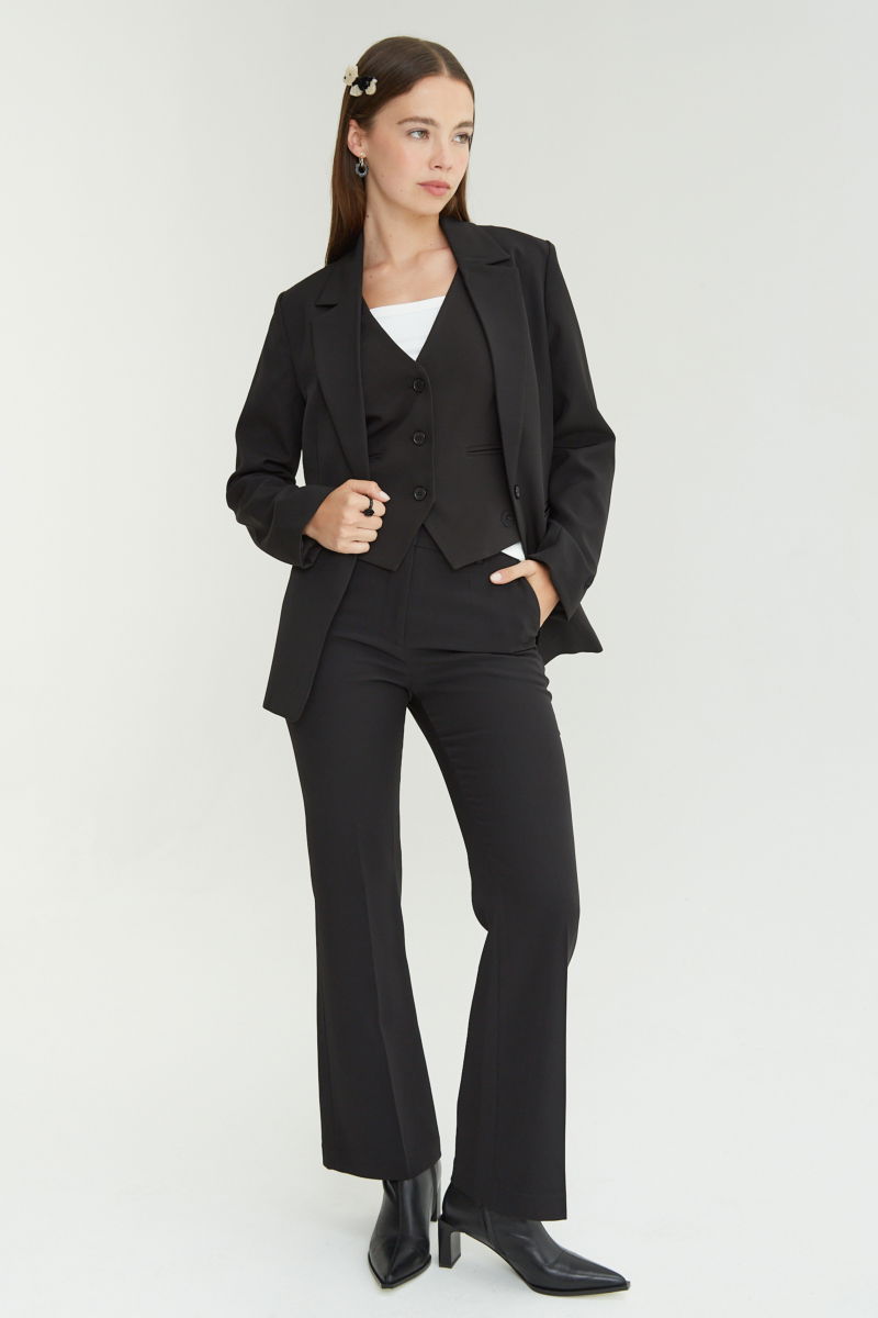 Blazer negro sastrero recto con hombreras, bolsillos ojal y pinzas en frente y espalda. 
