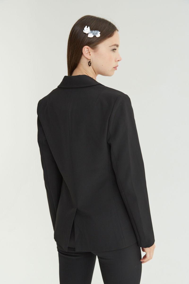 Blazer negro sastrero recto con hombreras, bolsillos ojal y pinzas en frente y espalda. 
