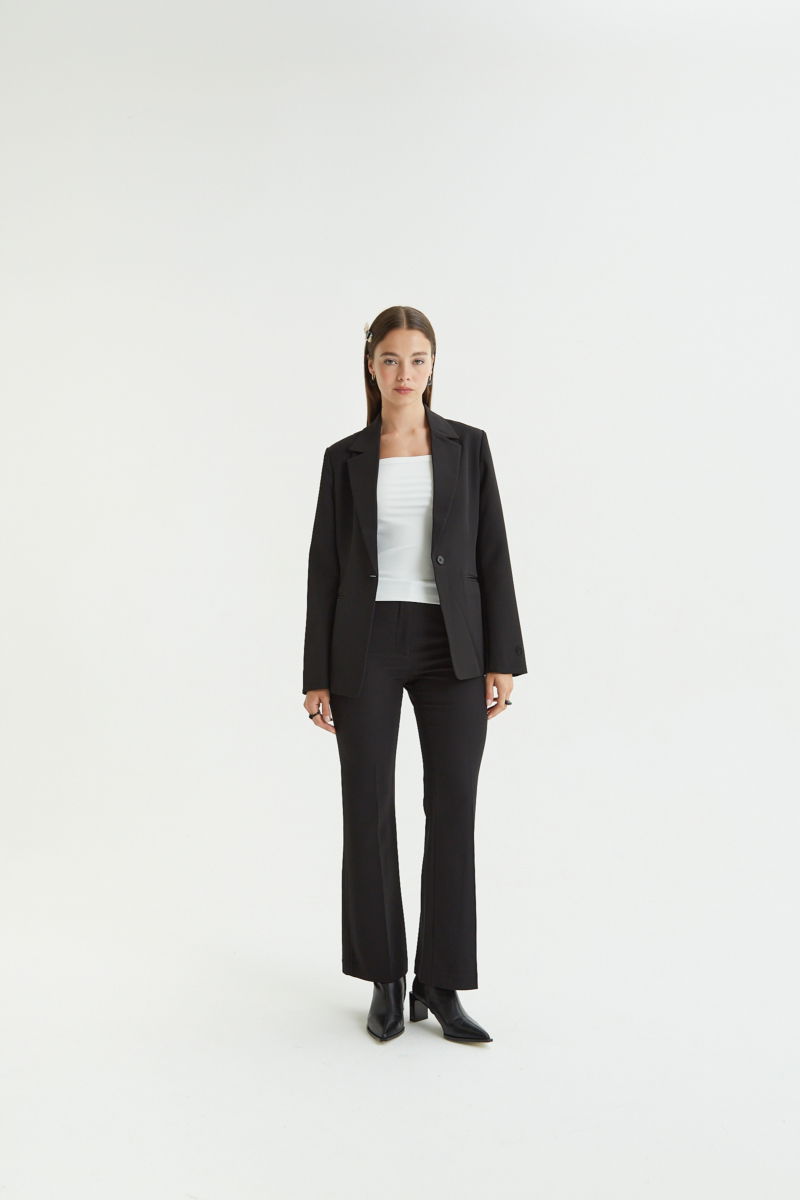 Blazer negro sastrero recto con hombreras, bolsillos ojal y pinzas en frente y espalda. 
