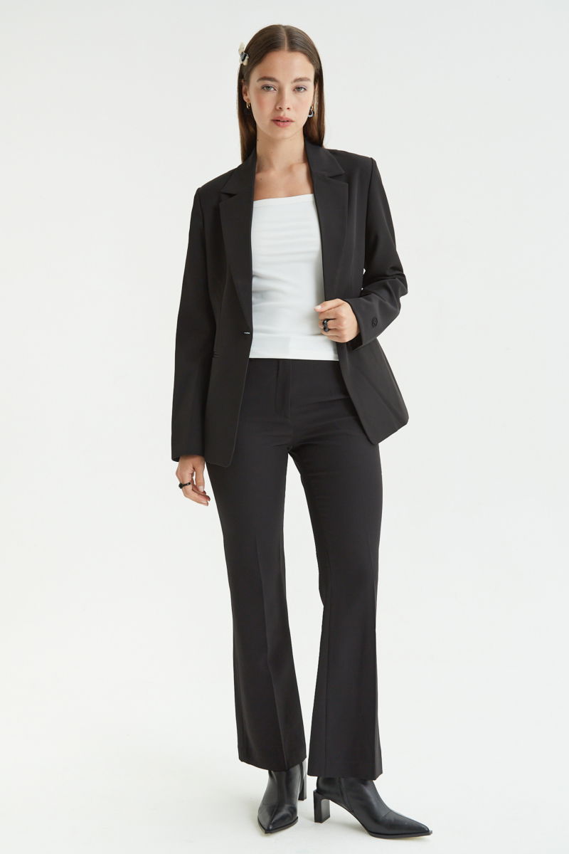 Pantalón negro sastrero tiro alto de corte recto y largo al tobillo con pinzas en el frente, bolsillos laterales y bolsillo ojal en la espalda. 
