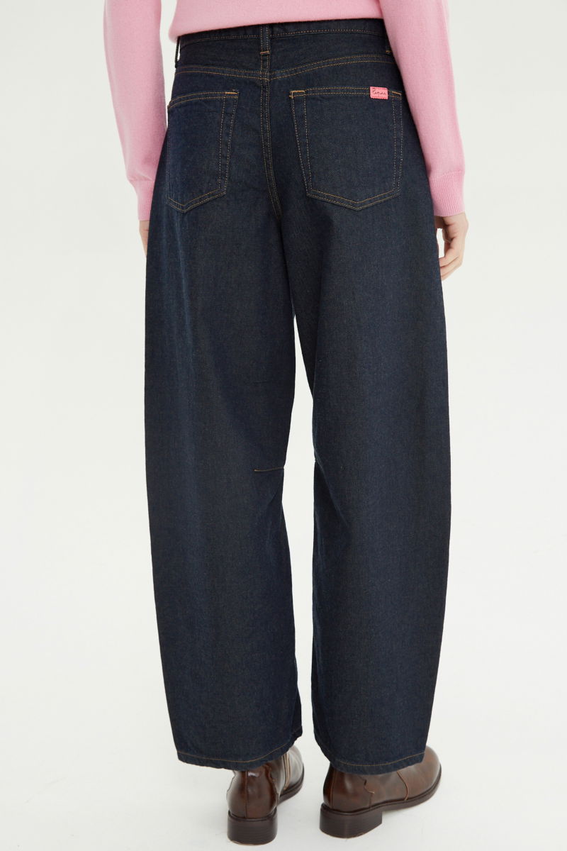 Jean barrel tiro alto con pinzas en las piernas y costuras a contratono. 