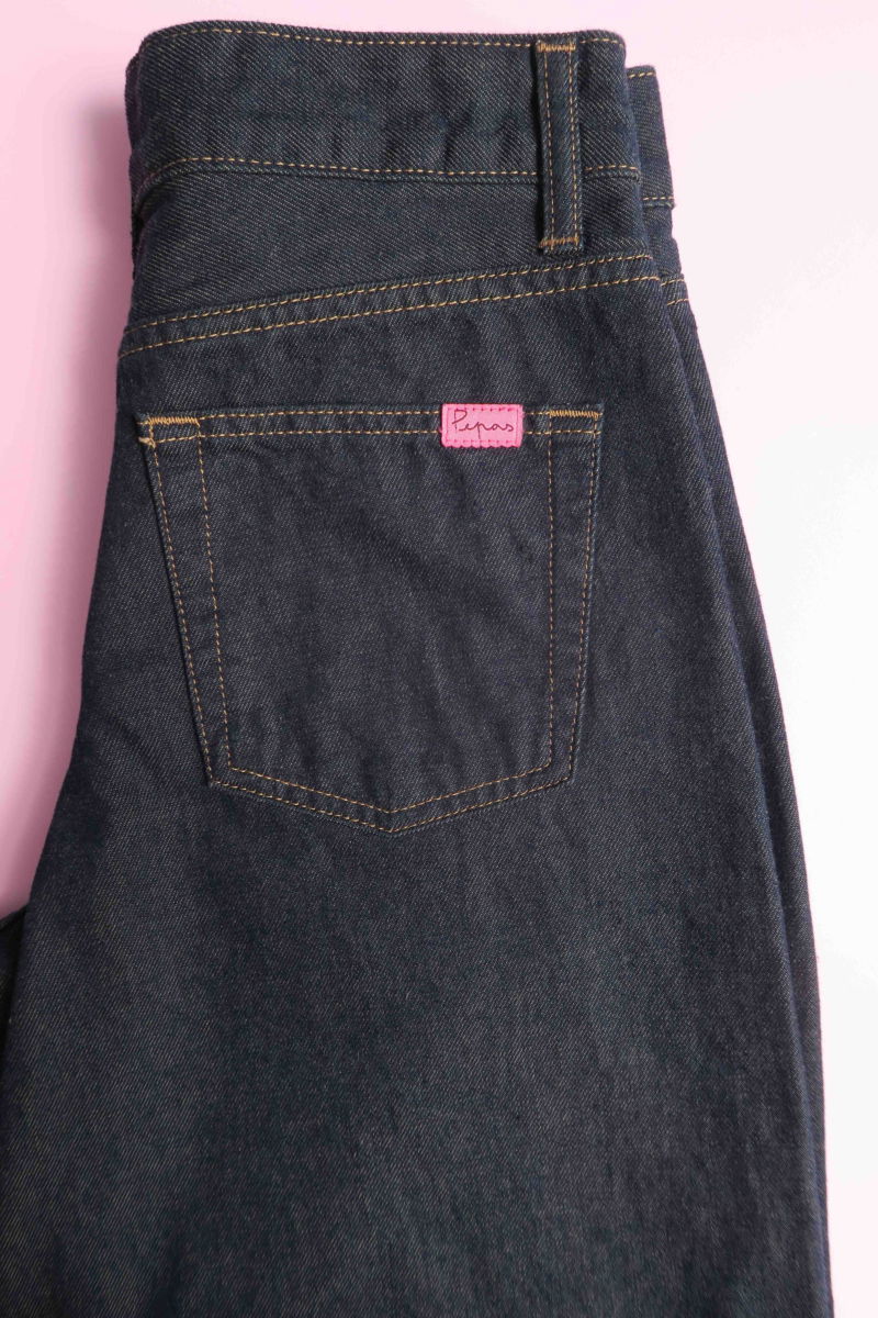 Jean barrel tiro alto con pinzas en las piernas y costuras a contratono. 