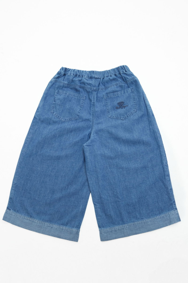Pantalón infantil de denim con cintura elastizada y calce amplio.