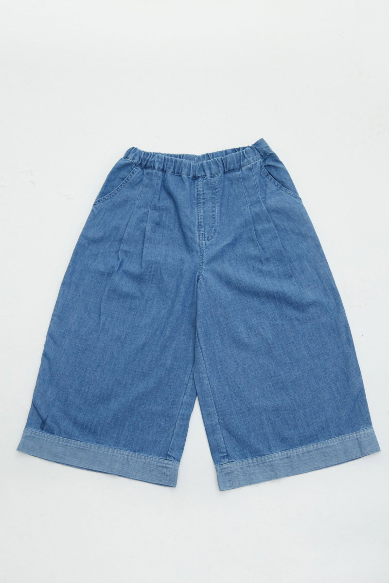 Pantalón infantil de denim con cintura elastizada y calce amplio.