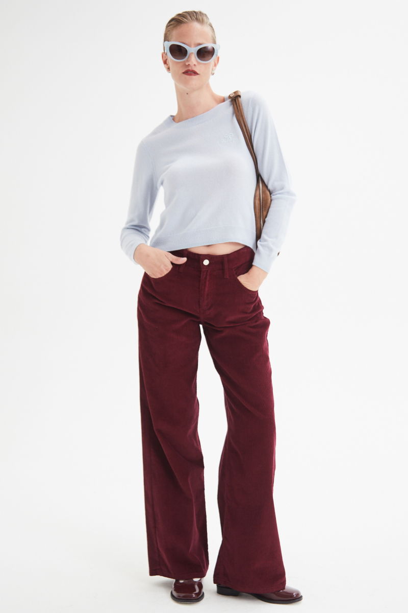 Sweater celeste de lana y cachemira recto y entallado en la cintura con cuello redondo y terminaciones de ribb en puños y ruedo.