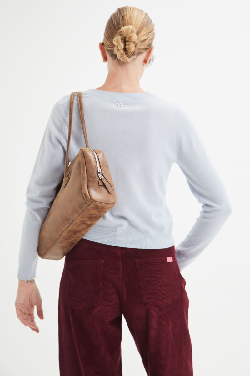 Sweater celeste de lana y cachemira recto y entallado en la cintura con cuello redondo y terminaciones de ribb en puños y ruedo.