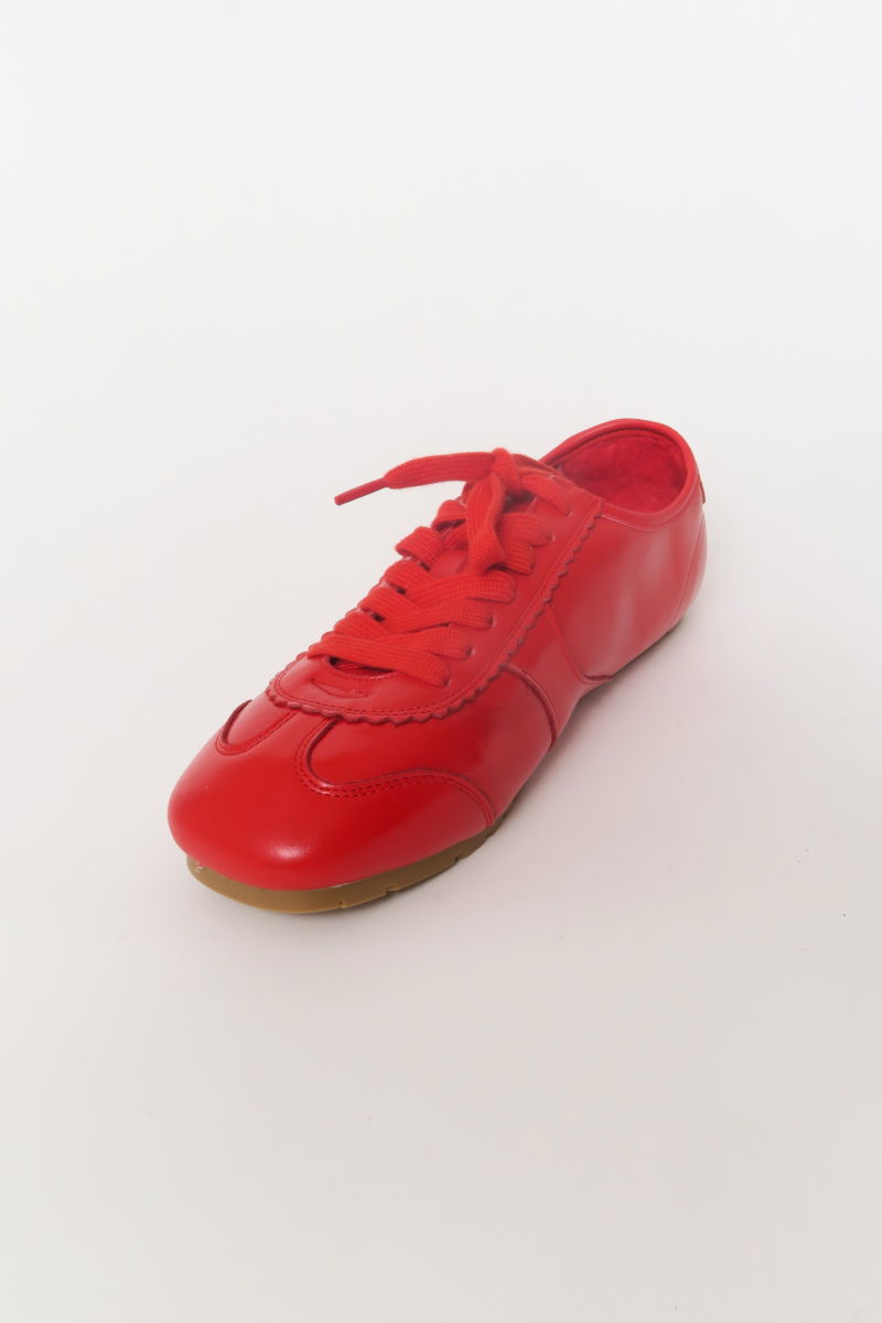 Zapatillas rojo de cuero con recortes, punta cuadrada y suela de caucho.
