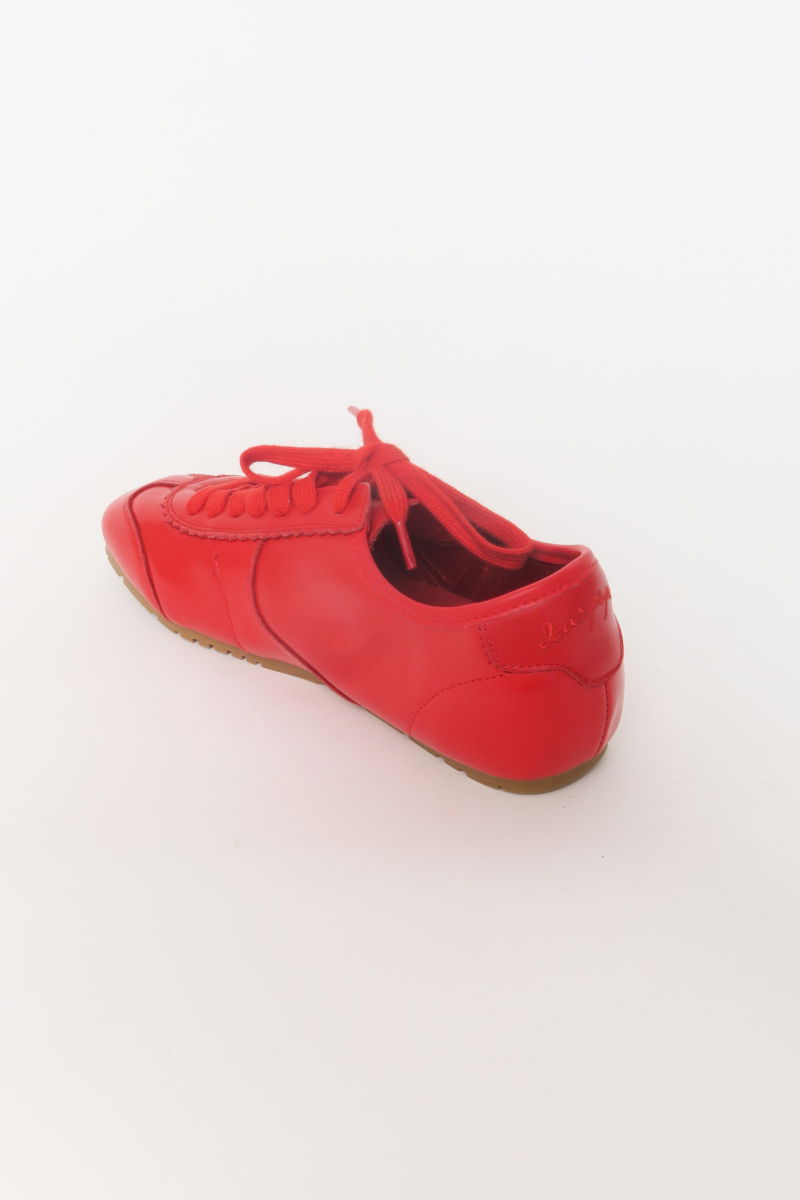 Zapatillas rojo de cuero con recortes, punta cuadrada y suela de caucho.
