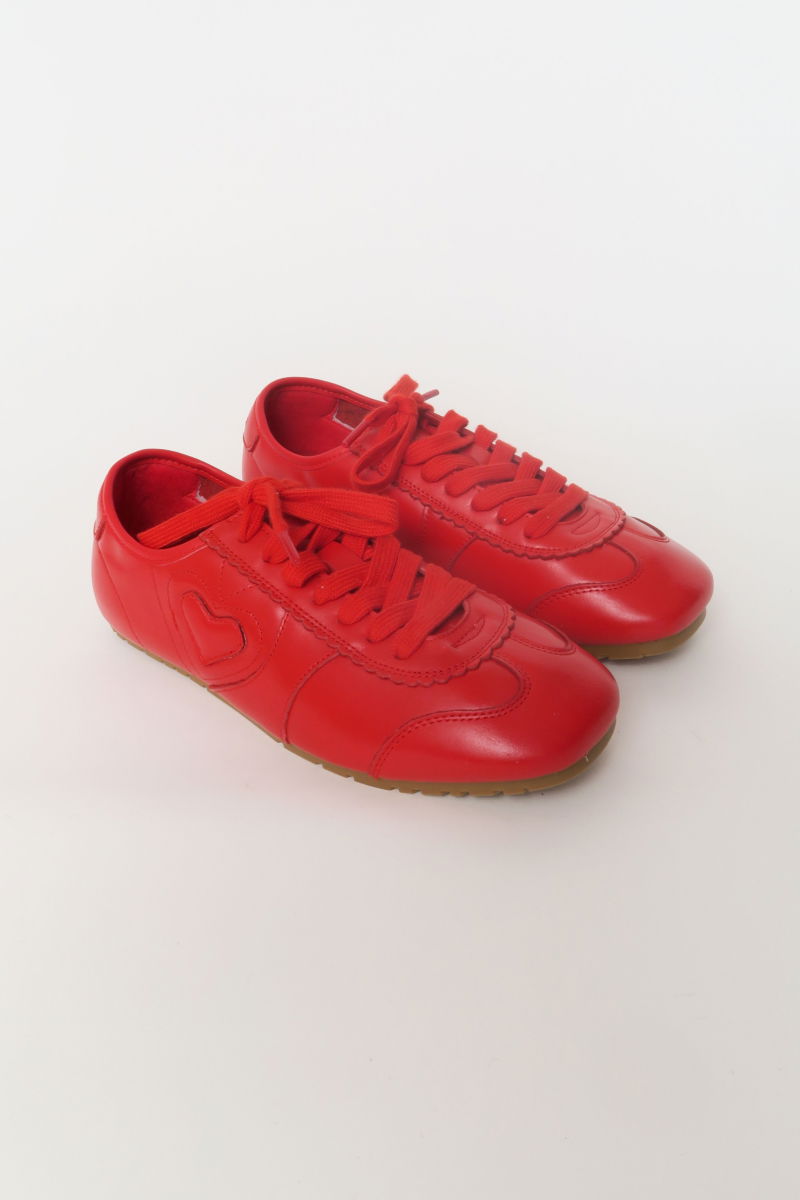 Zapatillas rojo de cuero con recortes, punta cuadrada y suela de caucho.
