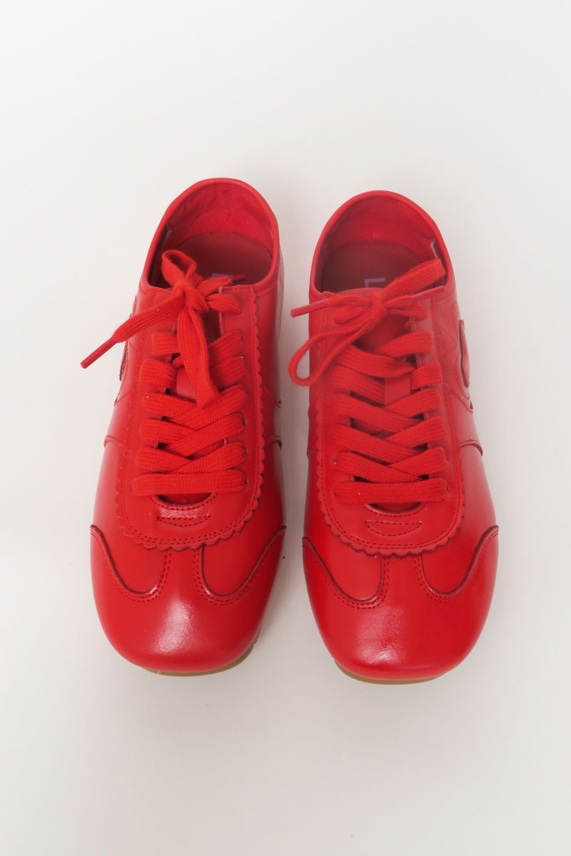 Zapatillas rojo de cuero con recortes, punta cuadrada y suela de caucho.
