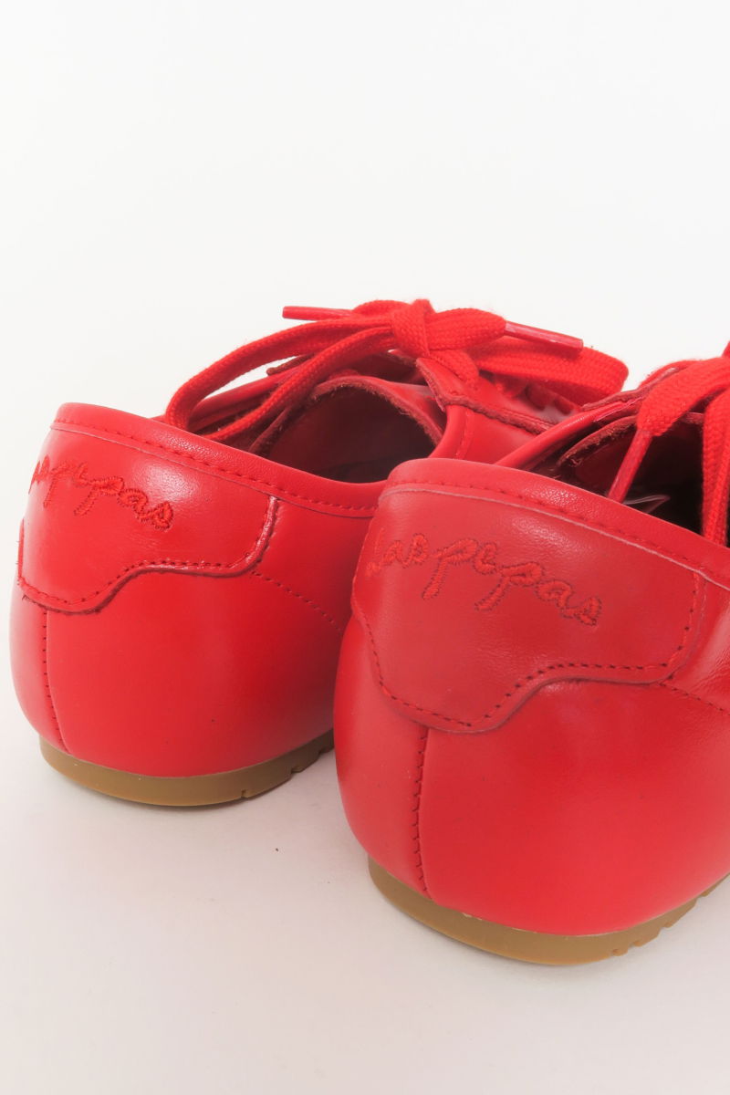 Zapatillas rojo de cuero con recortes, punta cuadrada y suela de caucho.
