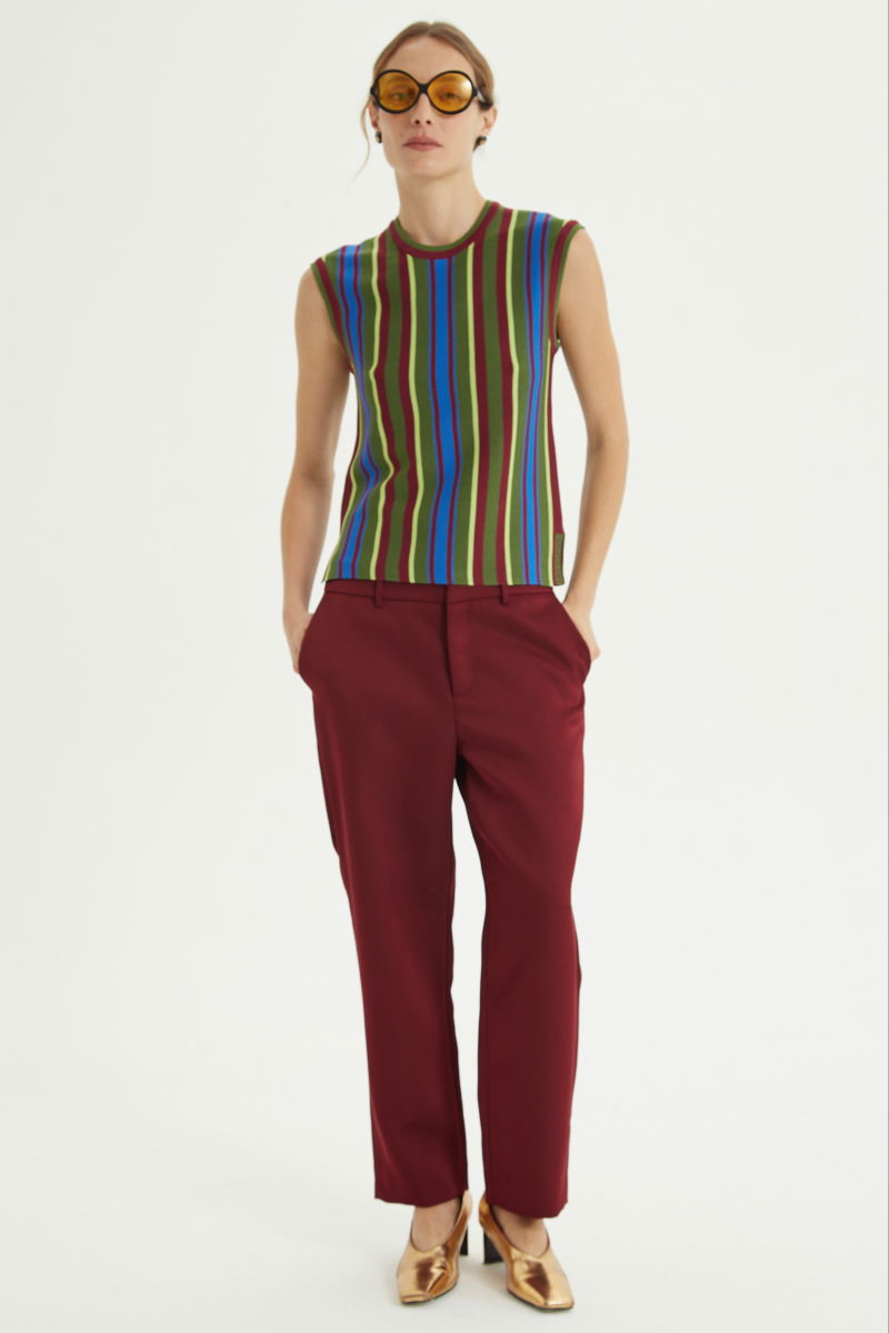 Pantalón bordo sastrero satinado tiro medio de silueta recta y largo por encima del tobillo.
