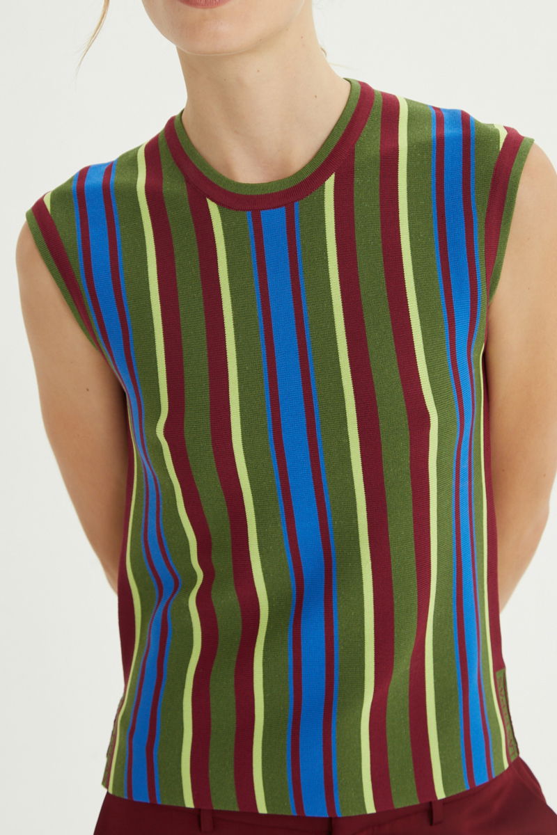 Musculosa verde tejida a rayas de cuello redondo, calce recto y larga hasta la cadera con aberturas laterales.