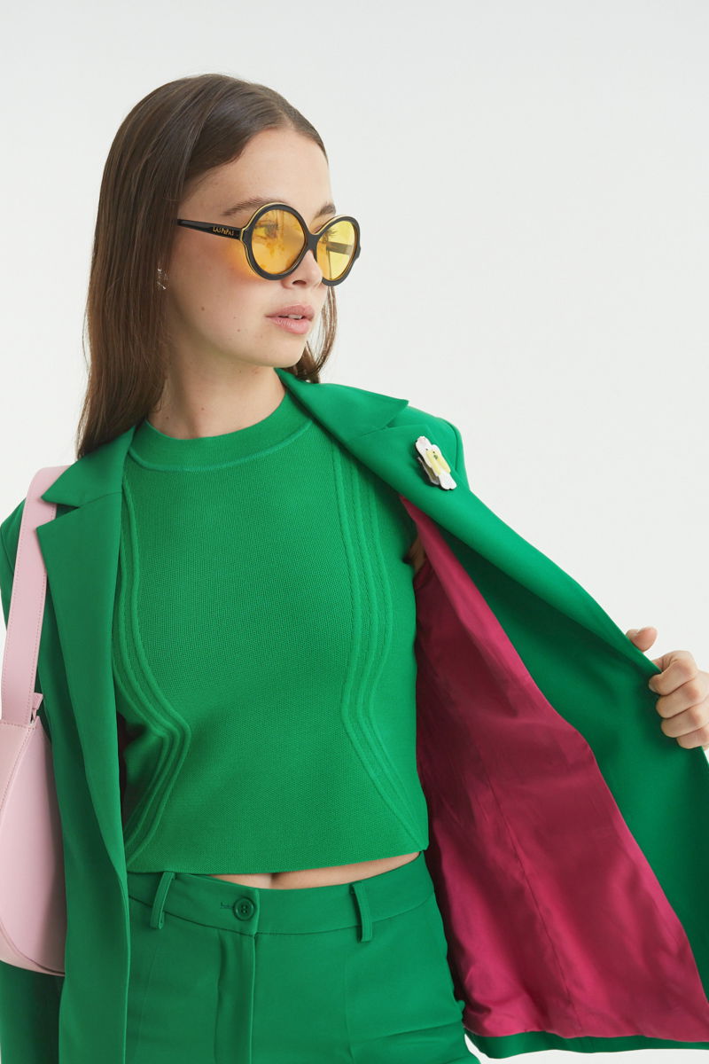 Blazer verde sastrero recto con hombreras, bolsillos ojal y pinzas en frente y espalda. 
