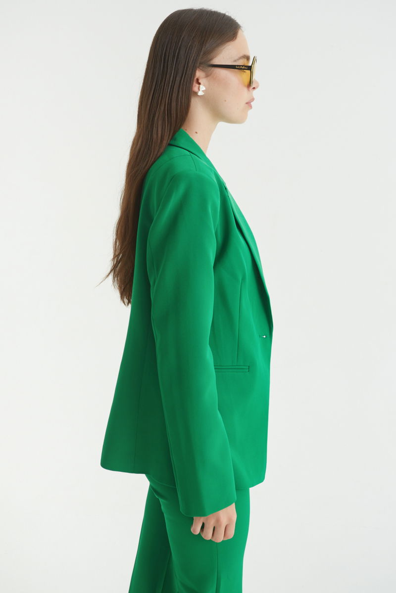 Blazer verde sastrero recto con hombreras, bolsillos ojal y pinzas en frente y espalda. 
