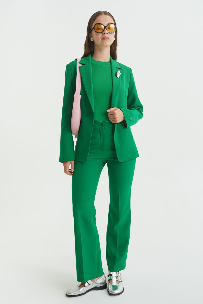 Blazer verde sastrero recto con hombreras, bolsillos ojal y pinzas en frente y espalda. 
