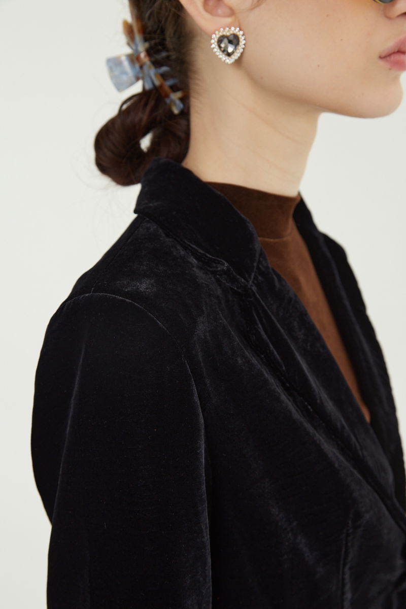 Blazer negro sastrero con hombreras de corte recto con pinzas de entalle y largo hasta la cadera.