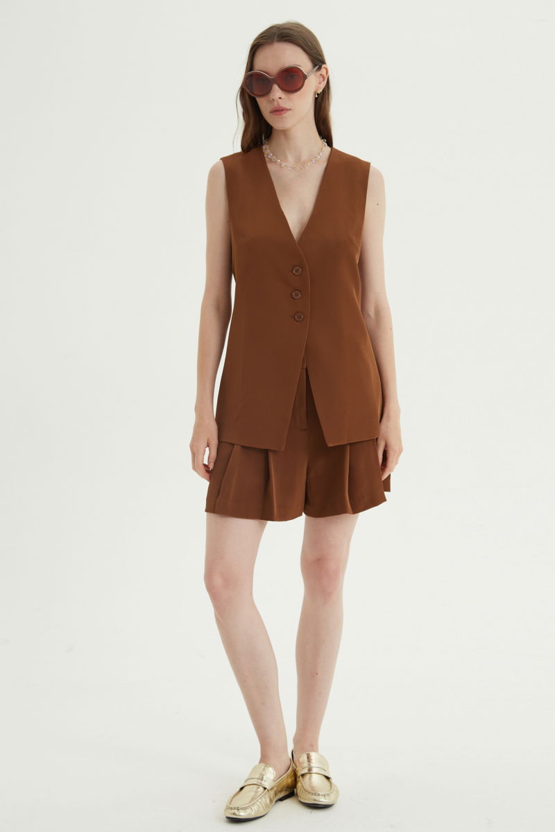 Short suela sastrero con pinzas delanteras, cintura ancha con presillas para cinturón y botones a tono, bolsillos laterales y bolsillos ojal traseros.
