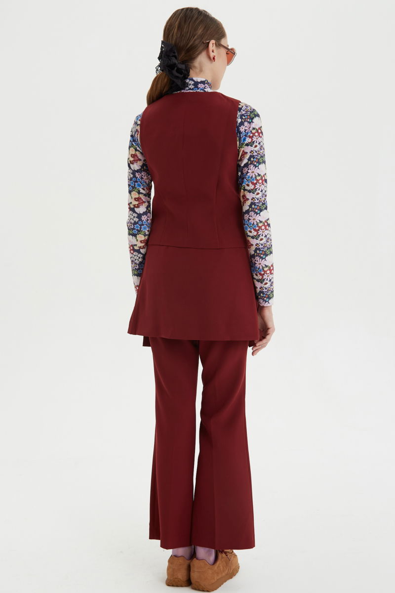 Chaleco bordo sastrero largo a la cadera con botones a tono, bolsillos ojal y pinzas en frente y espalda. 
