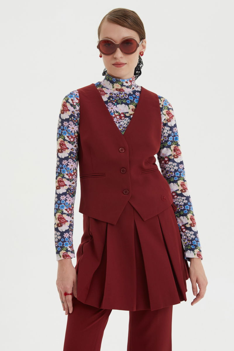 Polera de terciopelo con estampa floral, al cuerpo y larga hasta la cadera.
