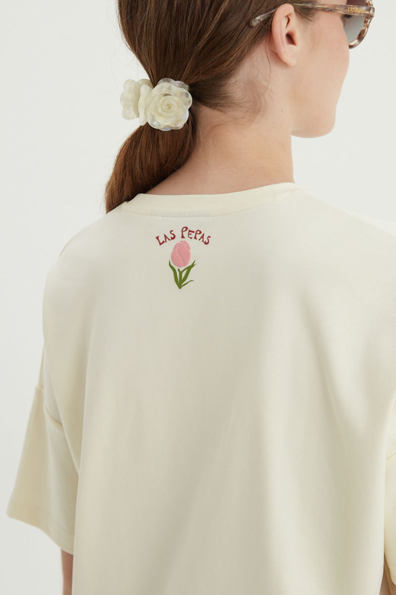Remera oversize de algodón con estampa central de tulipanes en relieve. 