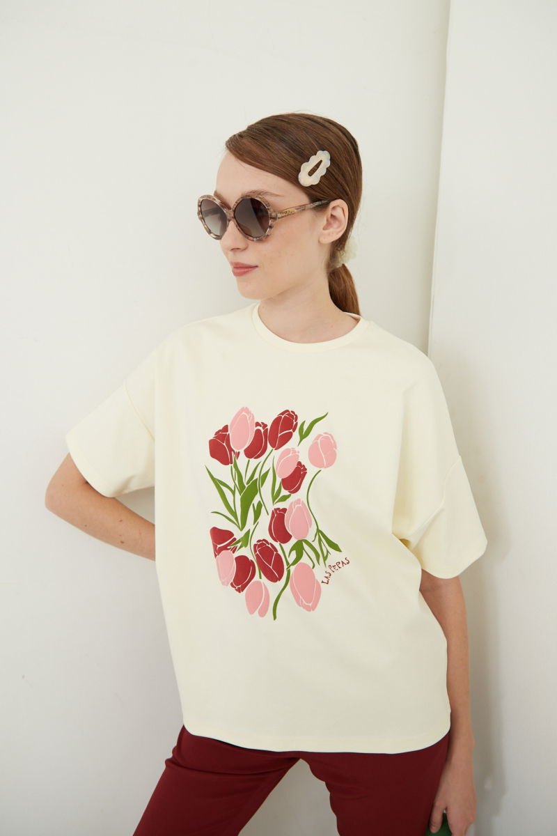 Remera oversize de algodón con estampa central de tulipanes en relieve. 