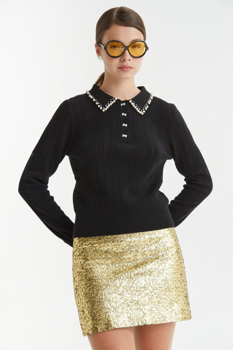 Mini falda de cuero metalizado con textura, tiro bajo con cierre invisible y pinzas traseras. 