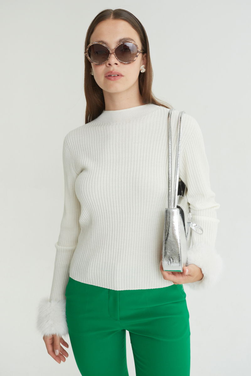 Sweater blanco de morley al cuerpo con cuello redondo y puños de pelo. 