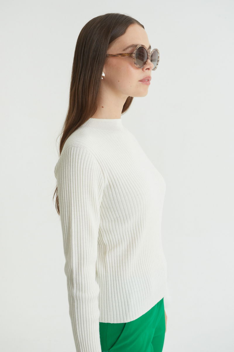 Sweater blanco de morley al cuerpo con cuello redondo y puños de pelo. 