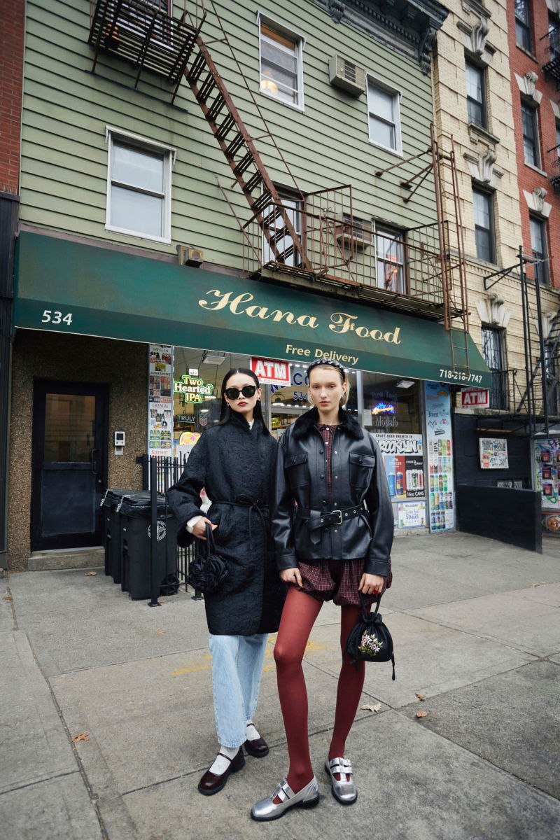 Tapado de brocato con textura de rosas y terminación de pelo en cuello y puños, recto y amplio con mangas anchas y lazo para ajustar. 