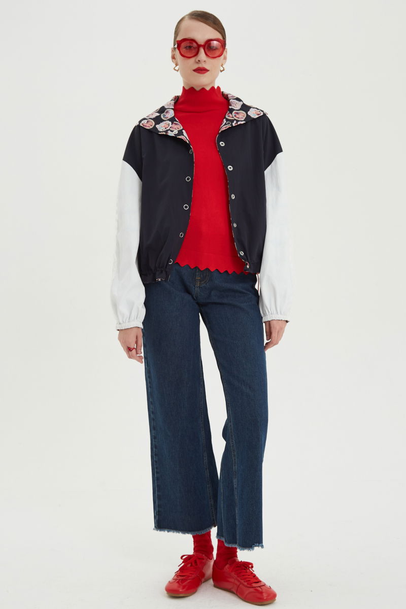 Campera reversible con puntilla y estampado de gatitos, cuello alto, broches snap y cintura con tancas.