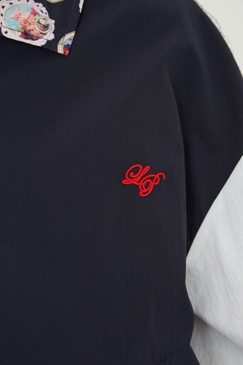 Campera reversible con puntilla y estampado de gatitos, cuello alto, broches snap y cintura con tancas.