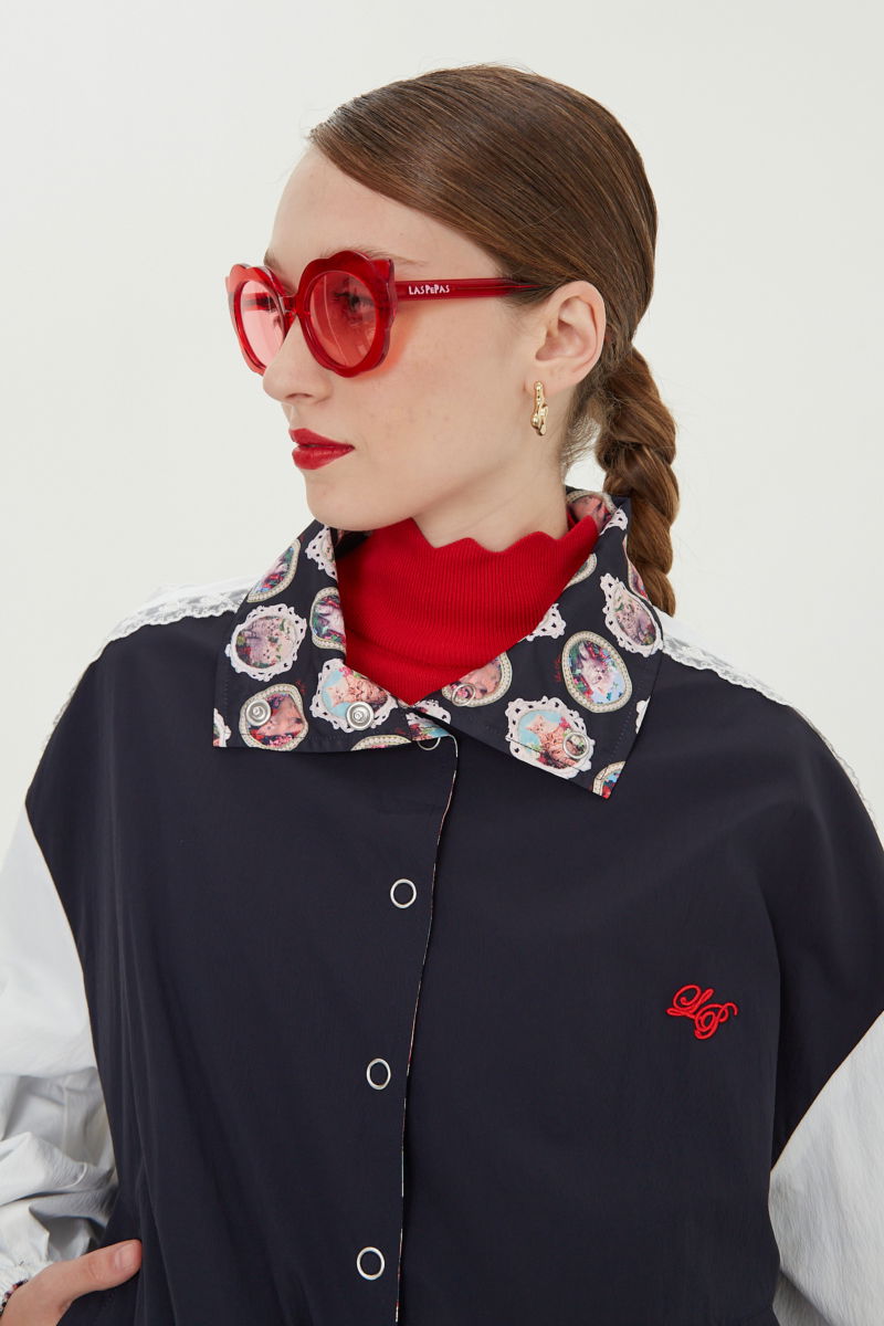 Campera reversible con puntilla y estampado de gatitos, cuello alto, broches snap y cintura con tancas.