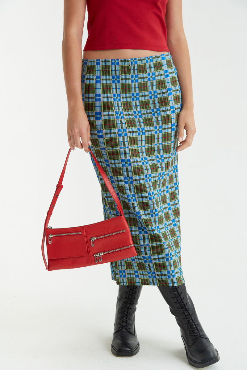 Bota de cuero caña alta acordonada con punta y taco cuadrado de 6 cm. 
