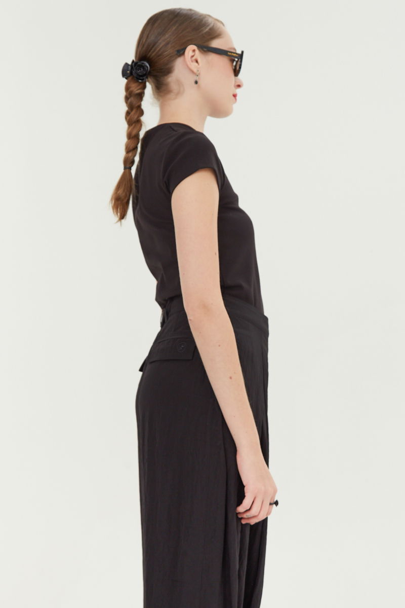 Remera negra manga corta de algodón elastizado al cuerpo, larga a la cintura y de cuello redondo con logo LP en vinilo velvet en el frente. 
