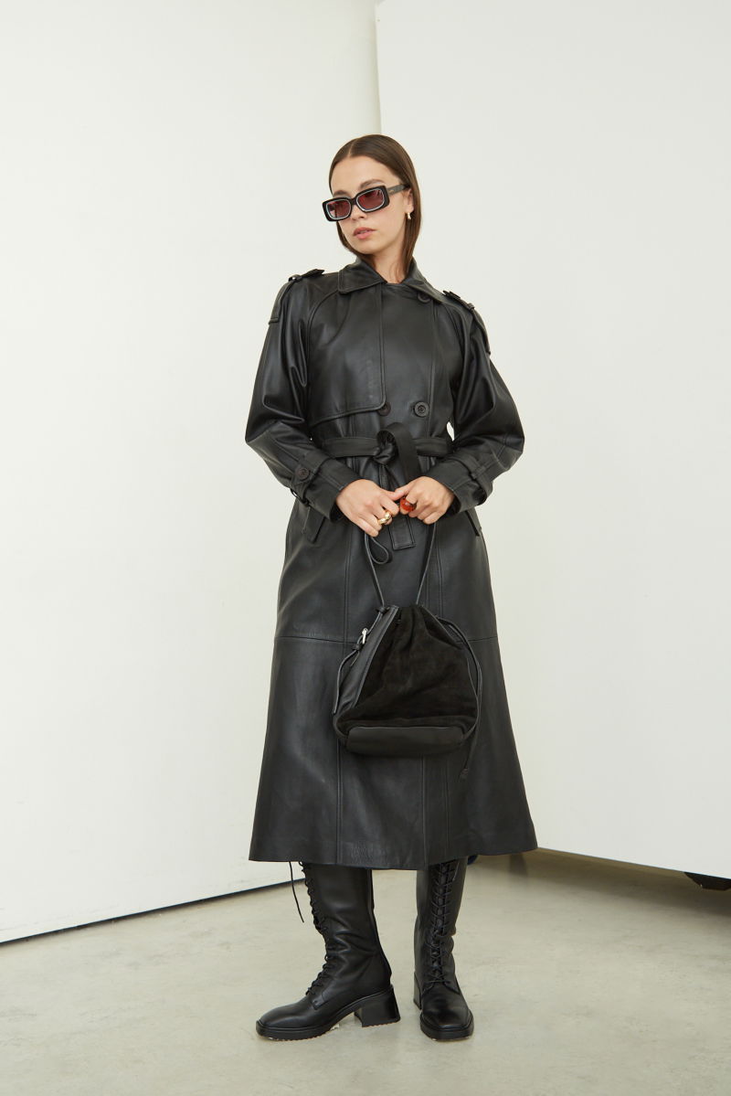 Bota de cuero caña alta acordonada con punta y taco cuadrado de 6 cm. 
