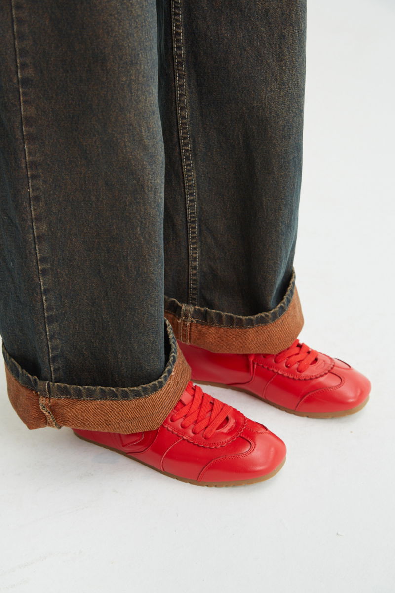 Zapatillas rojo de cuero con recortes, punta cuadrada y suela de caucho.
