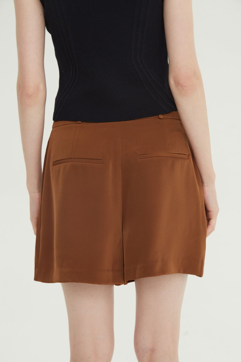 Short suela sastrero con pinzas delanteras, cintura ancha con presillas para cinturón y botones a tono, bolsillos laterales y bolsillos ojal traseros.
