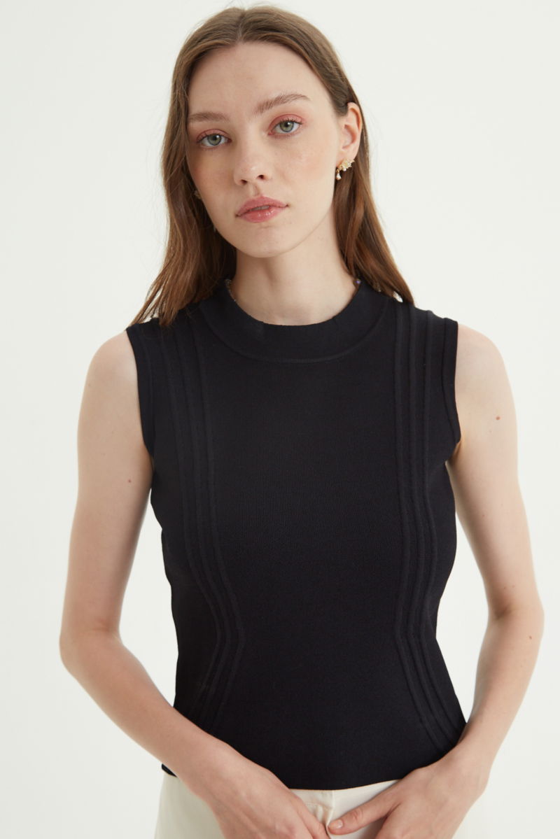 Top negro tejido al cuerpo y largo a la cadera con cuello redondo, terminación de ribb y detalles de tejido en frente y espalda. Conseguilo con cuotas sin interés!