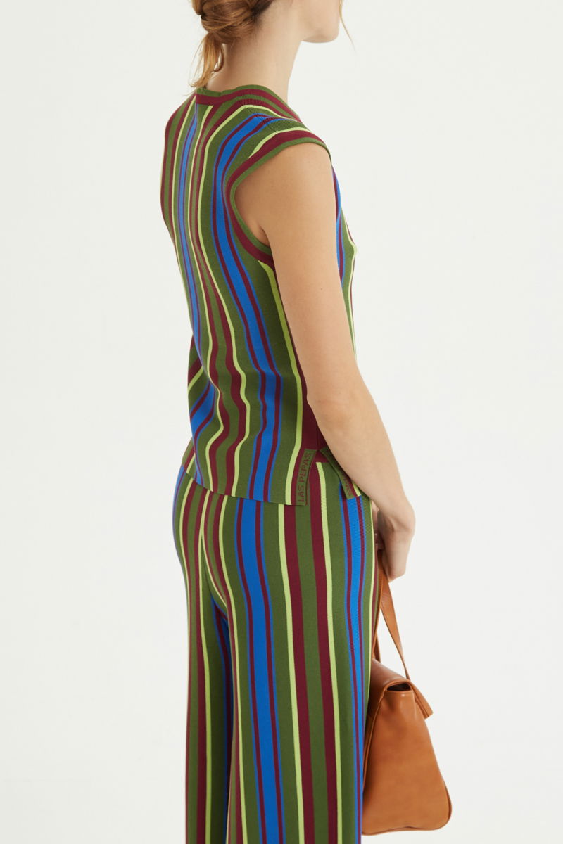 Musculosa verde tejida a rayas de cuello redondo, calce recto y larga hasta la cadera con aberturas laterales.