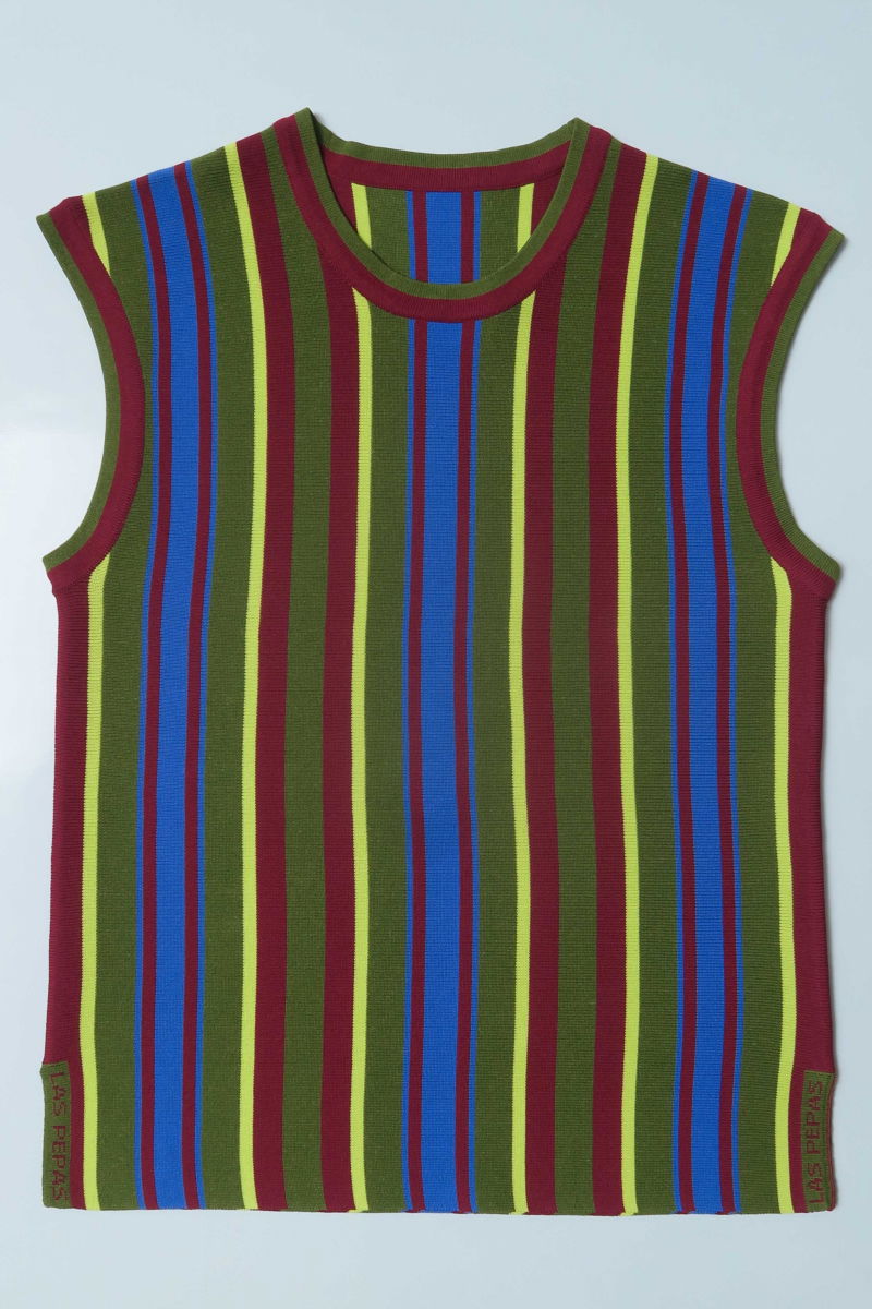 Musculosa verde tejida a rayas de cuello redondo, calce recto y larga hasta la cadera con aberturas laterales.