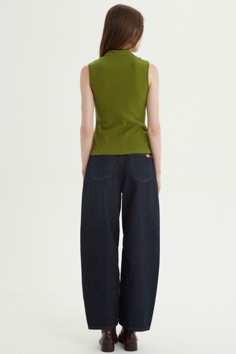 Jean barrel tiro alto con pinzas en las piernas y costuras a contratono. 